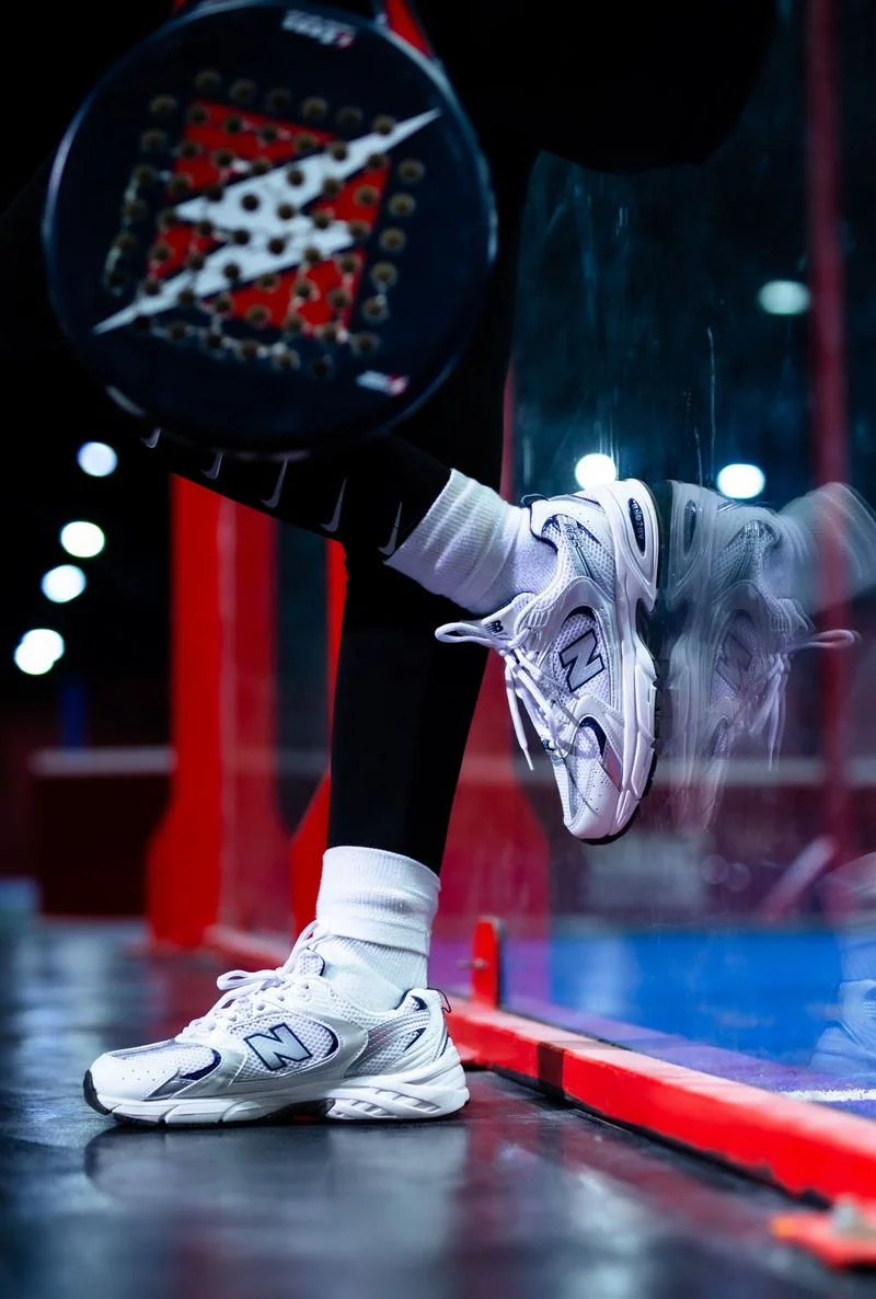 Sepatu Padel vs Sepatu Tenis: Mengapa Anda Butuh Sepatu Khusus?