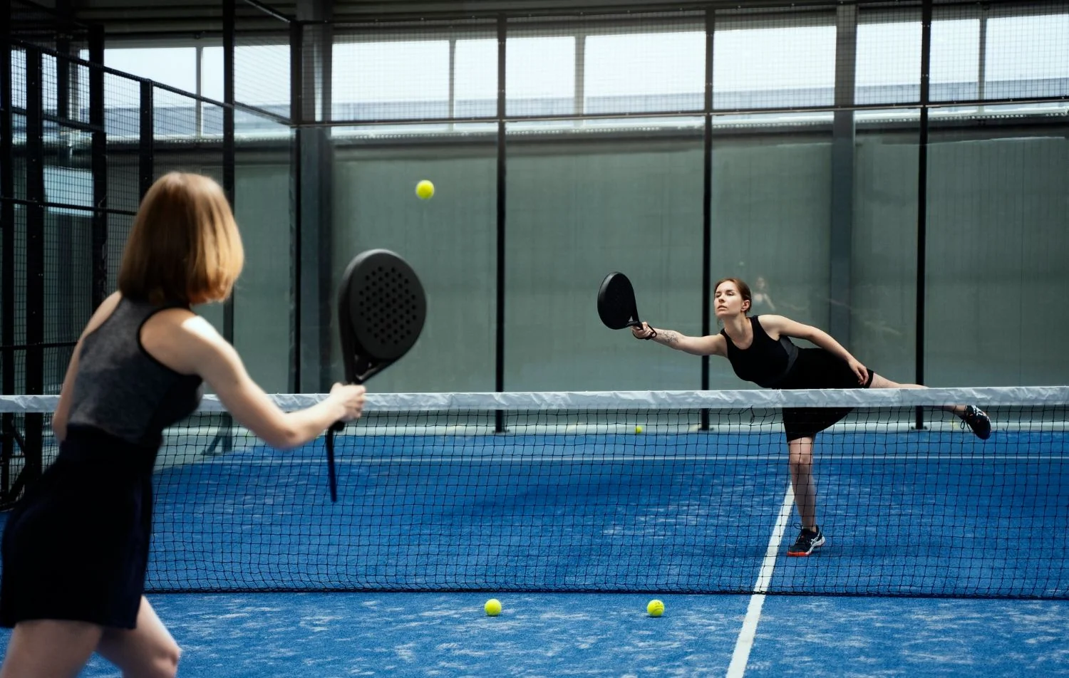 Padel vs Squash: 4 Perbedaan Lapangan dan Cara Bermainnya