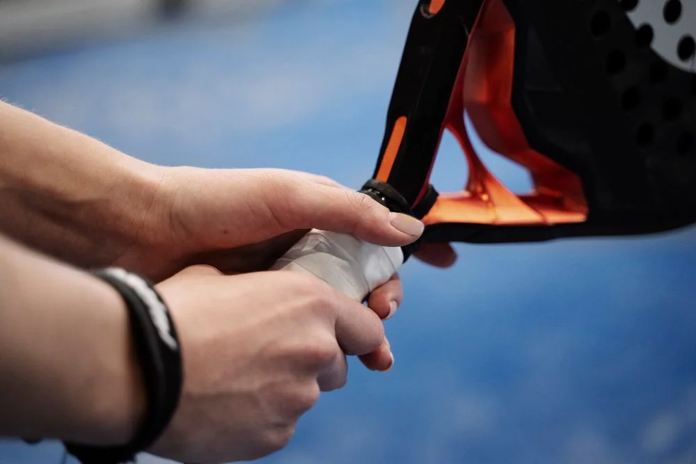 Overgrip vs Replacement Grip: Bedanya dan Kapan Pakai yang Mana