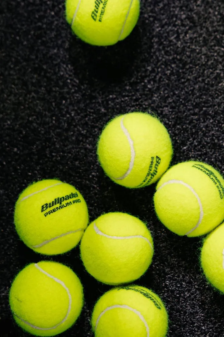 Berbagai jenis dan merk bola padel di lapangan
