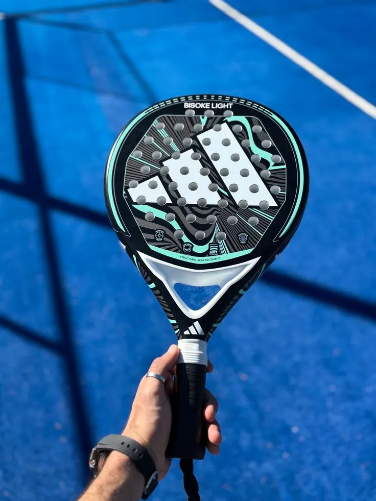 Jajaran raket padel adidas Metalbone, Arrow Hit, dan Cross It 2026 tersusun di lapangan padel