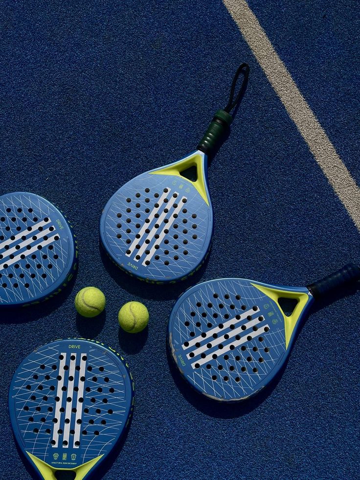Raket padel adidas Metalbone diamond shape dengan konstruksi carbon di lapangan padel