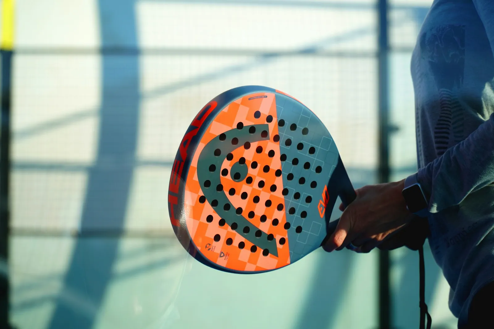 Raket padel Bullpadel Indiga round shape berwarna abu-abu di lapangan padel