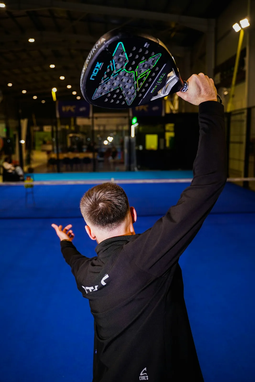 Raket padel Nox AT10 Genius 18K teardrop dengan carbon aluminized di lapangan padel